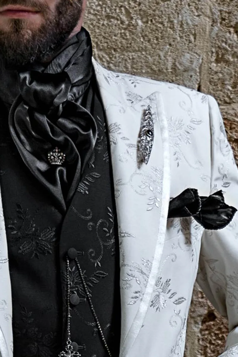 Redingote ivoire de mode gothique avec broderie argentée et pantalon noir 3