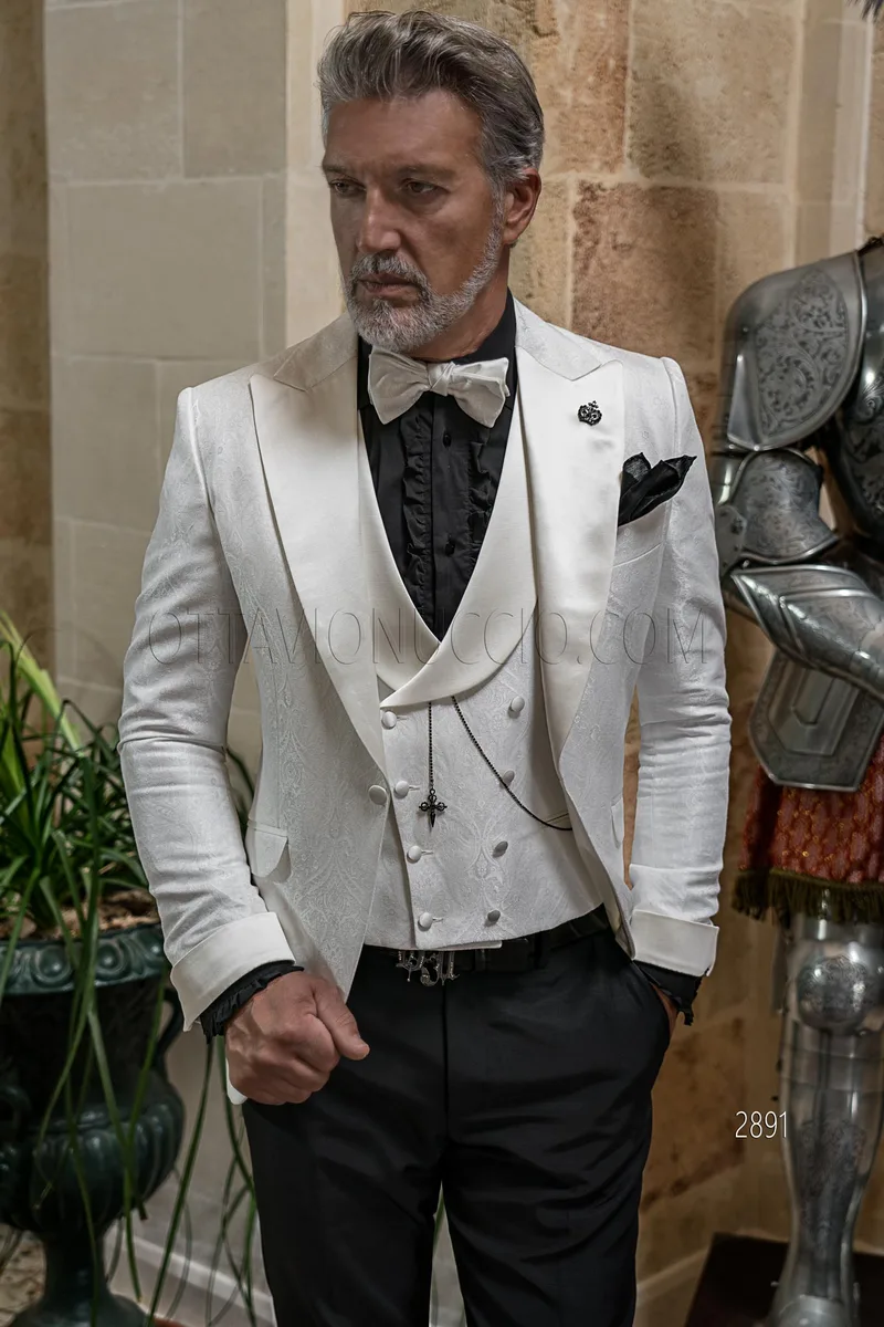 Smoking de mode en jacquard blanc avec revers en pointe et gilet assorti 1