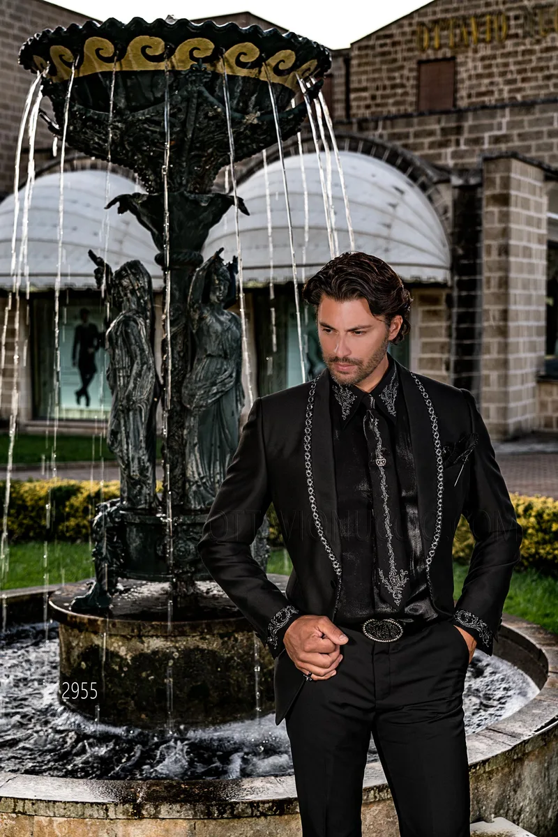 Smoking style particulier moderne noir, revers chale avec passementerie argent – pa