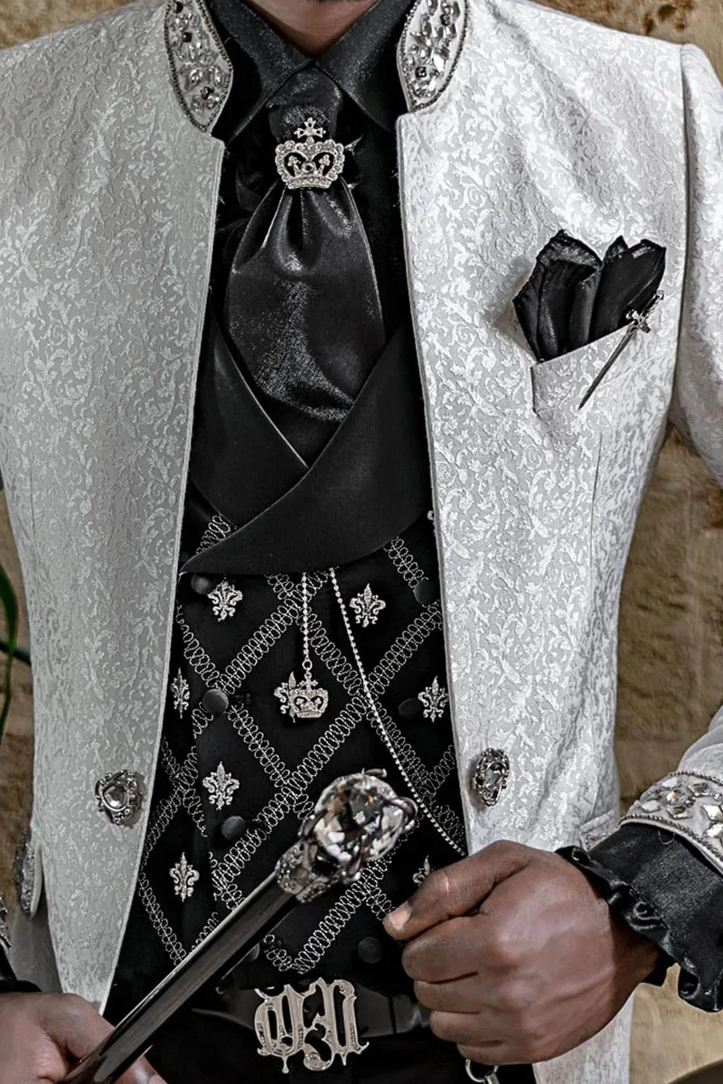Costume mode gothique homme en brocart blanc col mandarin et pantalon noir 2
