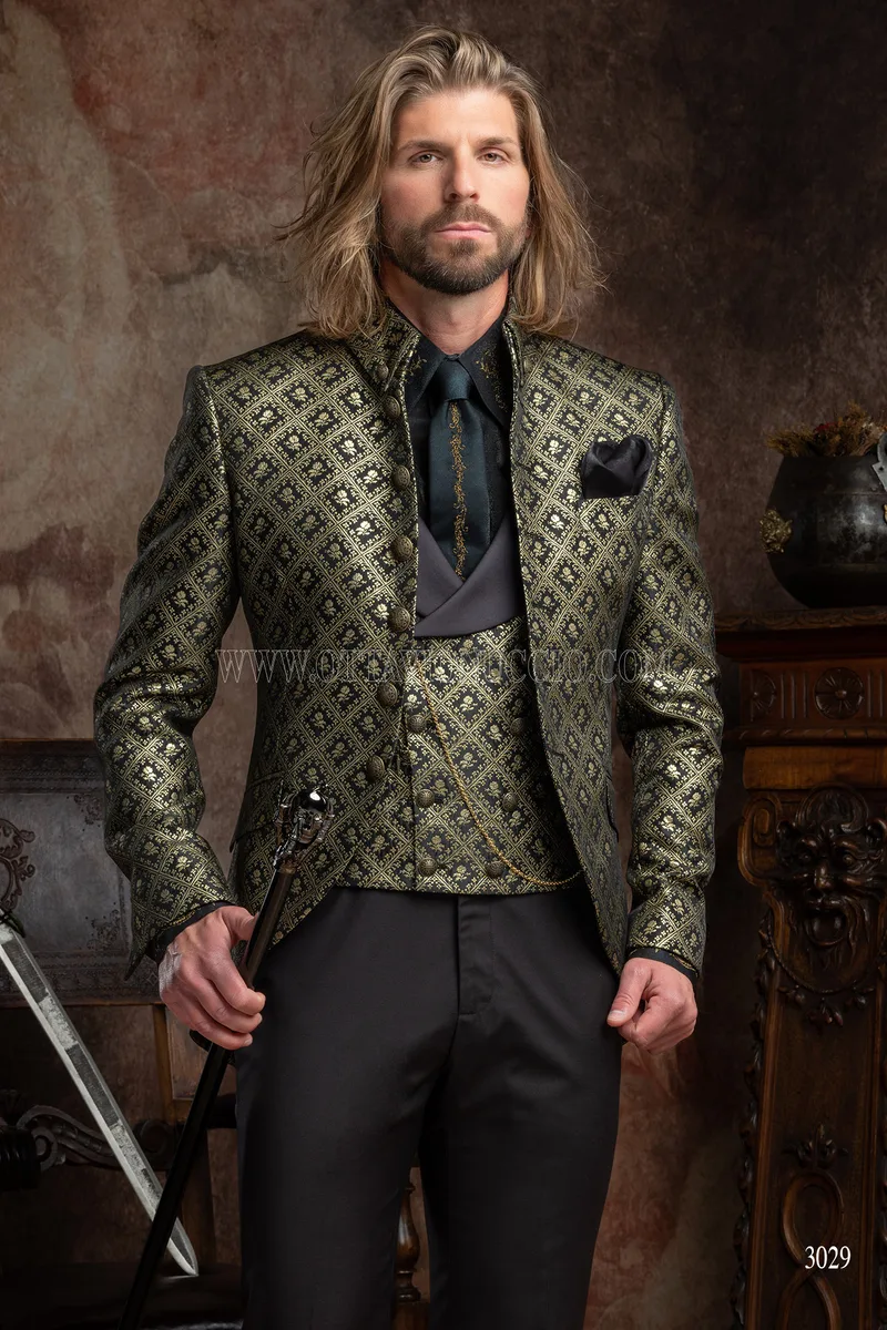 Redingote gótico de lujo brocado negro y dorado con pantalón negro 1