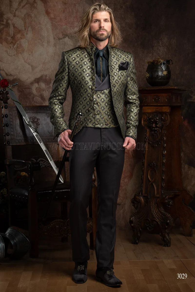 Redingote gótico de lujo brocado negro y dorado con pantalón negro 2