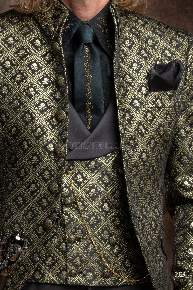 Redingote gótico de lujo brocado negro y dorado con pantalón negro 3