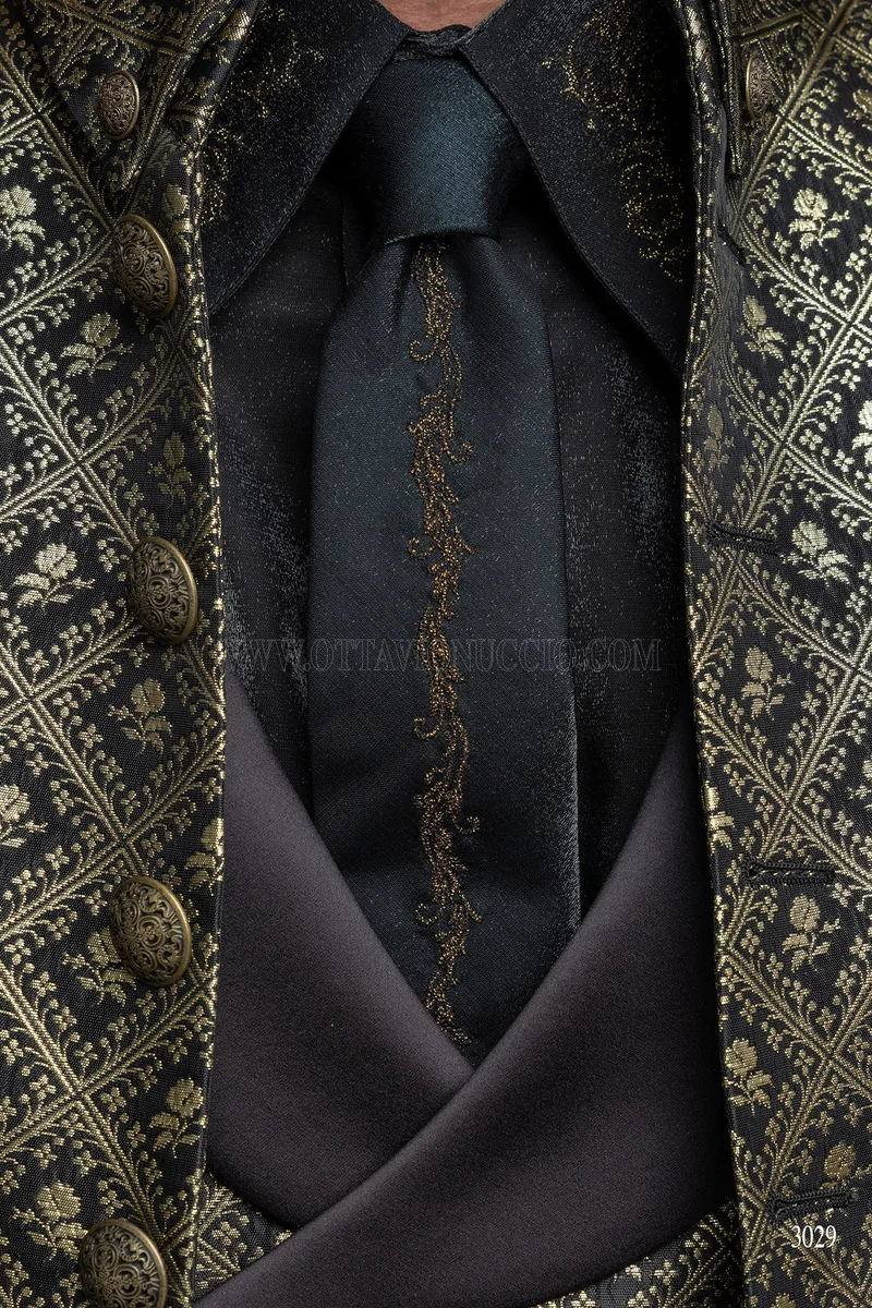 Redingote gótico de lujo brocado negro y dorado con pantalón negro 4