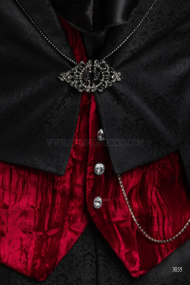 Frac brocado negro con pedrería y chaleco de terciopelo rojo 4