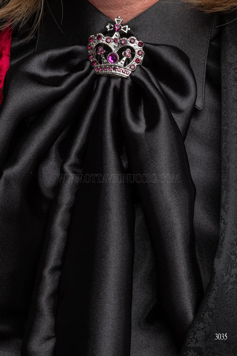 Frac brocado negro con pedrería y chaleco de terciopelo rojo 6