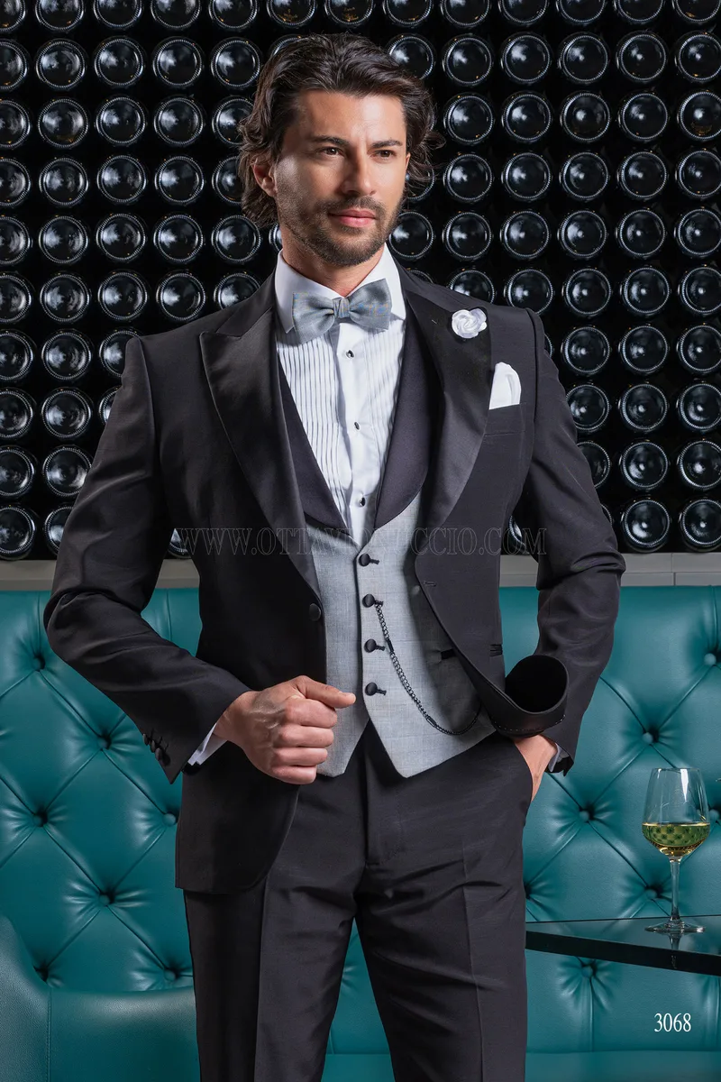 Esmoquin negro con solapa pico y chaleco gris – Medio cuerpo
