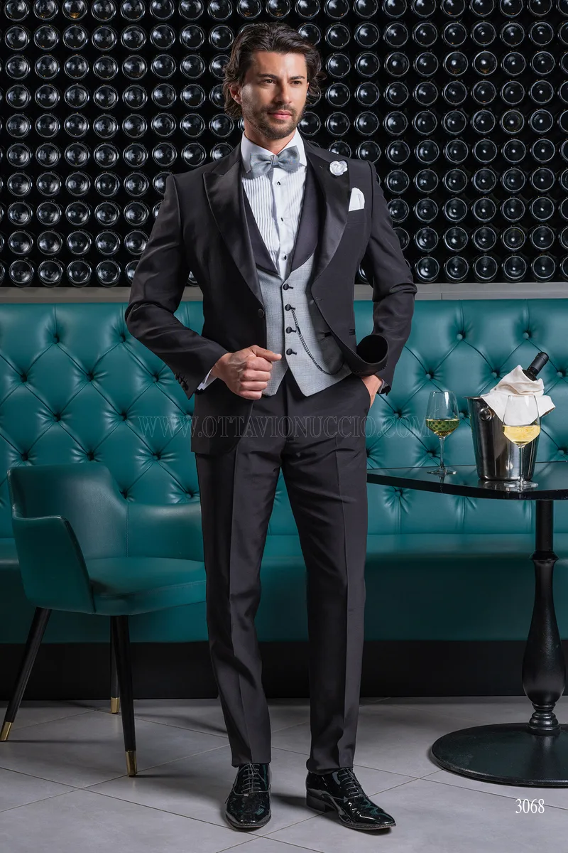 Esmoquin negro con solapa pico y chaleco gris – Cuerpo entero