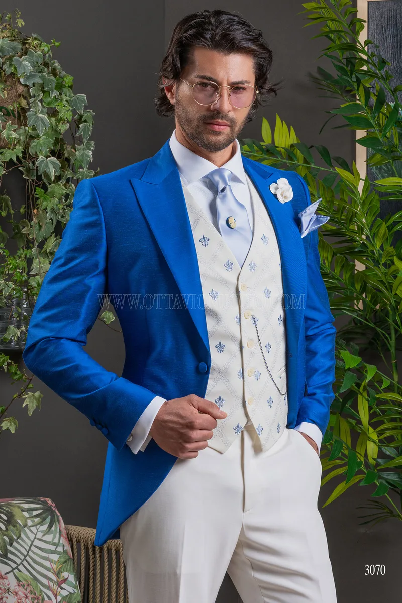 Traje de novio italiano en shantung azul royal, chaleco blanco con bordados – Medio cuerpo