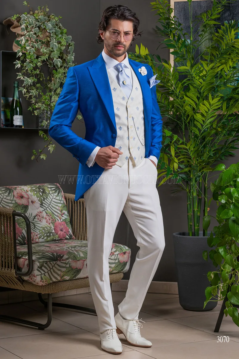 Traje de novio italiano en shantung azul royal, chaleco blanco con bordados – Cuerpo entero