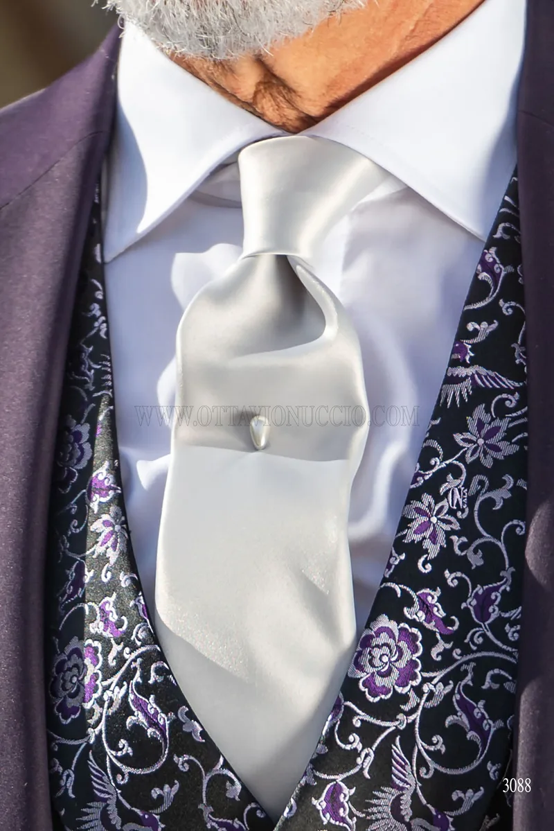 Traje de novio italiano morado con chaleco de seda 4