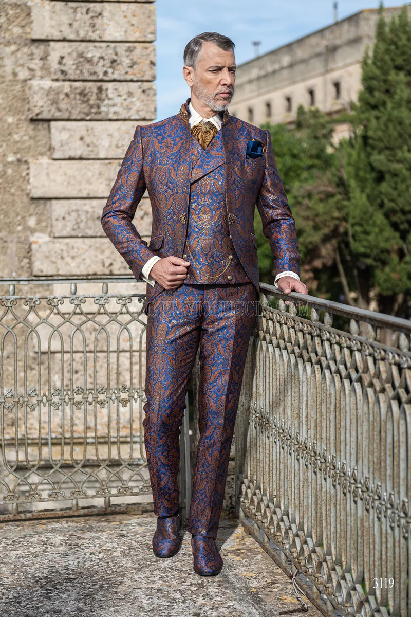 Redingote coréenne en brocart bleu et or de style baroque 3