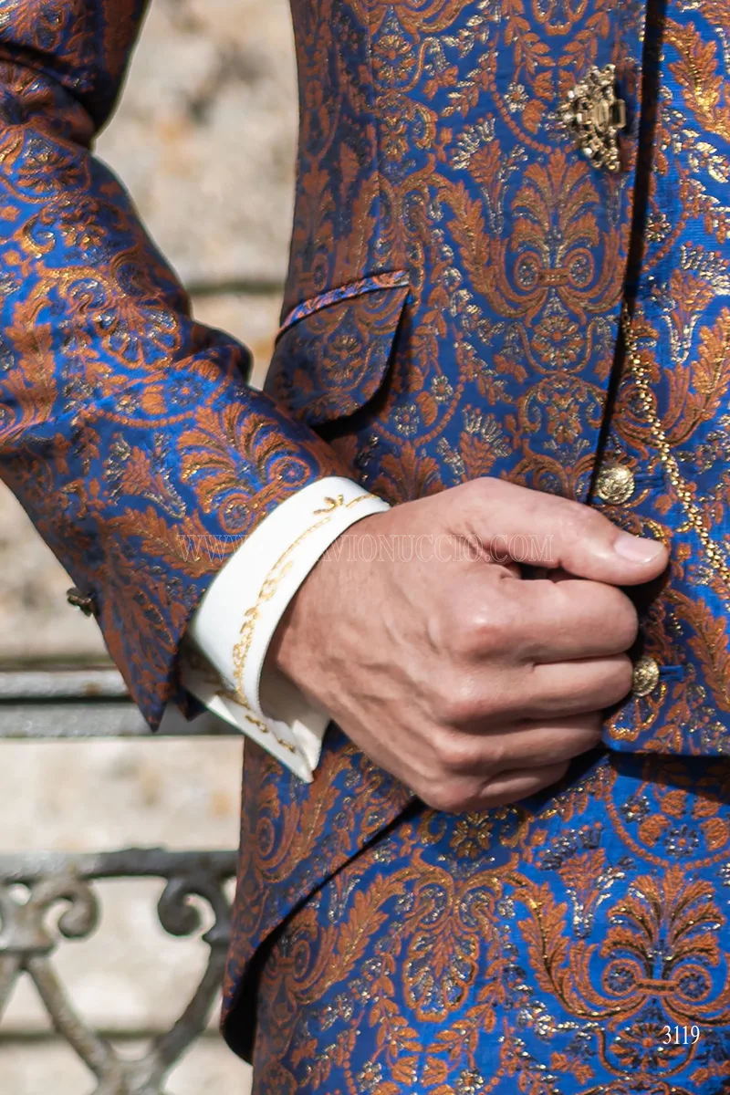 Redingote coréenne en brocart bleu et or de style baroque 7