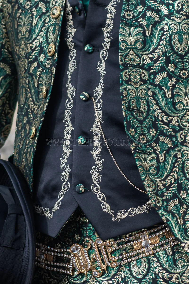 Costume de mariage baroque, redingote napoléonienne en brocart doré et vert 4