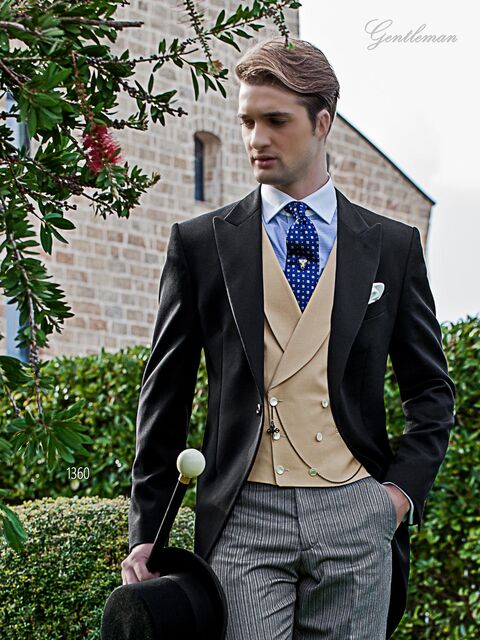 Tight con giacca nera, pantalone rigato e gilet doppiopetto sciallato beige