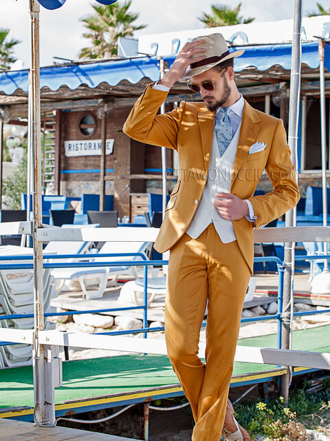 Abito uomo stile hipster arancione con gilet bianco