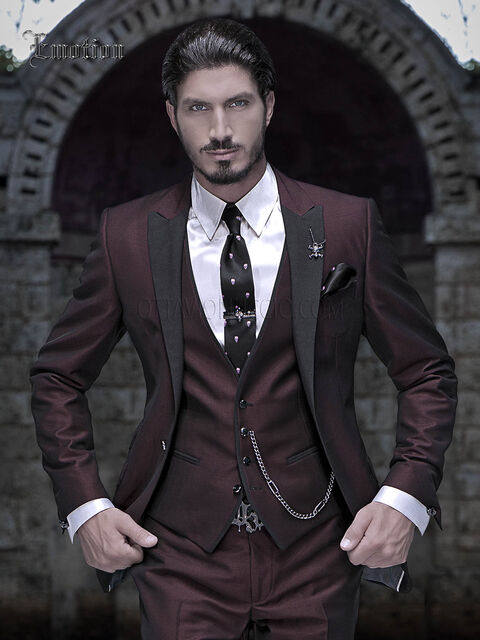 Abito sposo bordeaux con rever nero e gilet a tono