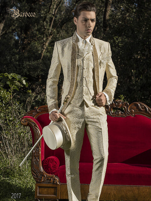 Vestito da sposo damascato stile barocco beige con strass oro