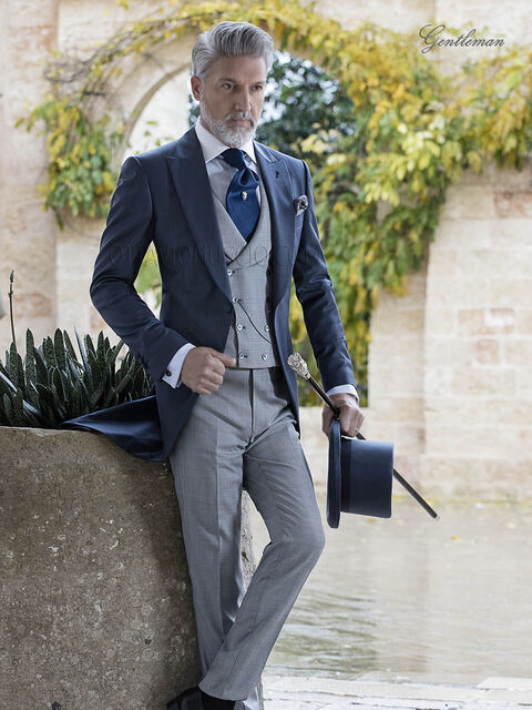 Tight con giacca blu pantalone grigio, gilet doppiopetto abbinato