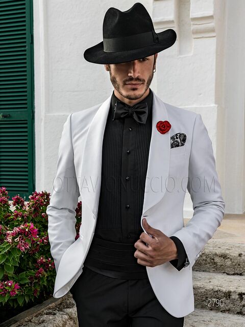 Abito stile smoking con giacca bianca e pantalone nero