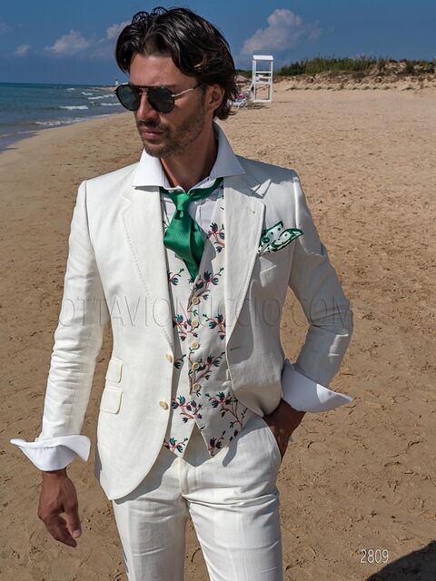 Abito cerimonia in lino bianco con gilet ricamato per un matrimonio in spiaggia