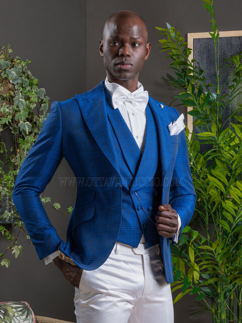 Giacca da uomo a quadri, gilet coordinato blu royal e pantalone bianco